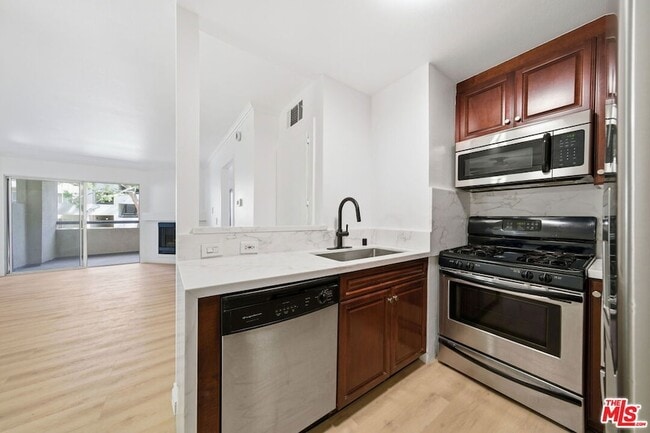 Photo - 5530 Owensmouth Ave