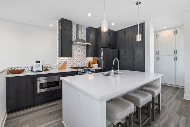 Building Photo - Beautiful upgraded 3 bedroom townhome with 2 car garage!