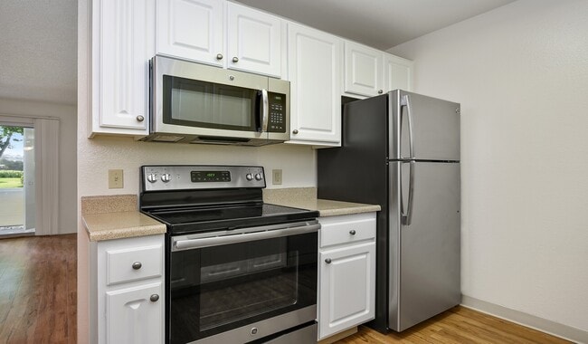Fully-equipped kitchens with stainless steel appliances - Mariners Cove