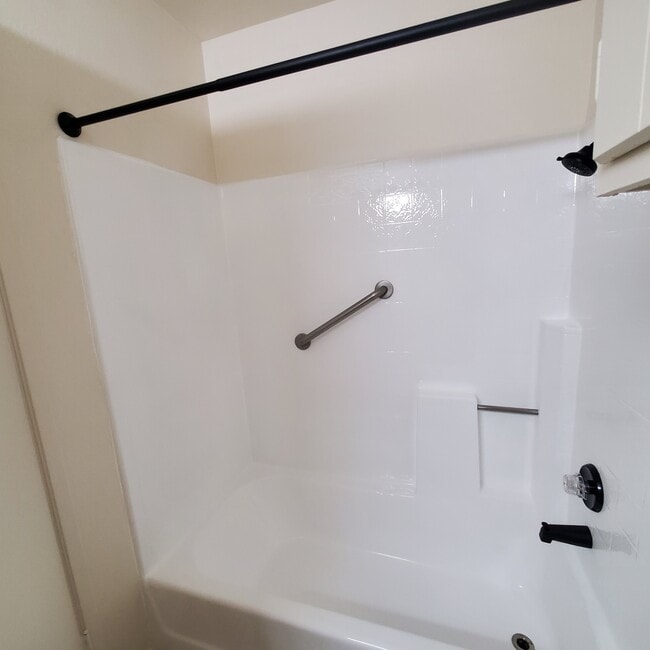 Shower - 351 N Ford Ave Unit #212