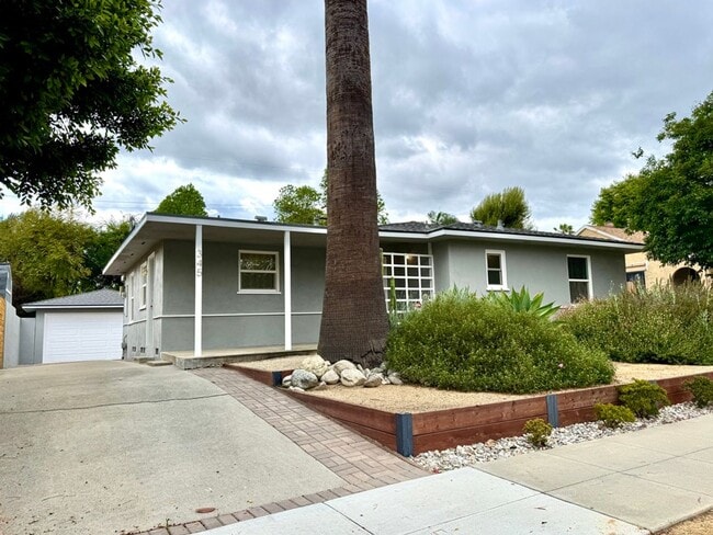 Fabulous 3 bedroom 1 bathroom updated home - Fabulous 3 bedroom 1 bathroom updated home