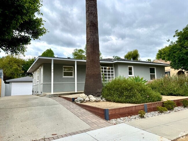 Building Photo - Fabulous 3 bedroom 1 bathroom updated home