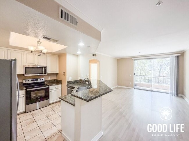 Building Photo - 9253 Regents Rd Unit #A201