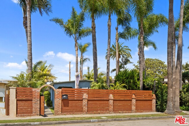 Photo - 721 Palms Blvd