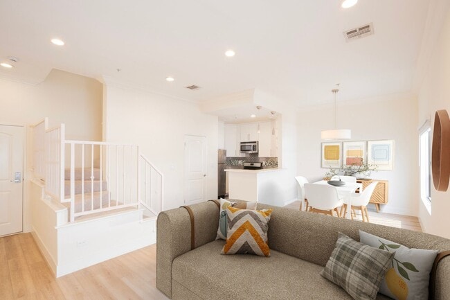 Photo - 1752 N Kingsley Dr