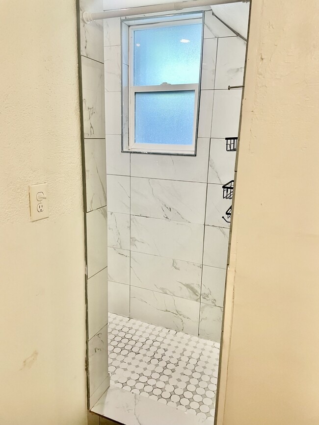 Photo - 547 Gayley Ave