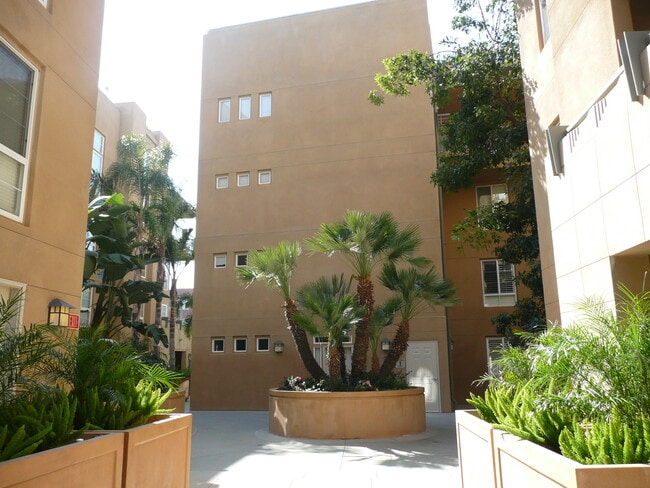 Building Photo - 5831 Seawalk Dr Unit D