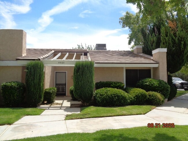 Rare One-Story Condo in College Terrace - Rare One-Story Condo in College Terrace