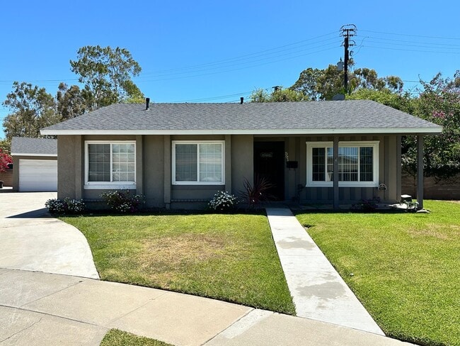 Building Photo - Costa Mesa Upgraded 4 bed 2 bath House in Prime location
