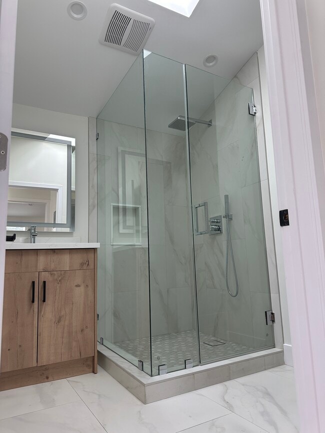 Photo - 5561 Mason Ave