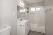 3BR, 2BA - 1,372SF - Secondary Bathroom - 12236 Manor Dr.