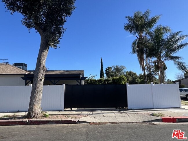 Photo - 4852 Topanga Canyon Blvd