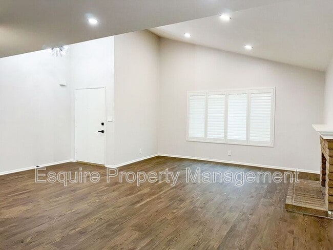 Photo - 1630 Helm Dr