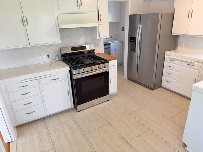 kitchen - 714 Lincoln Blvd Unit Front