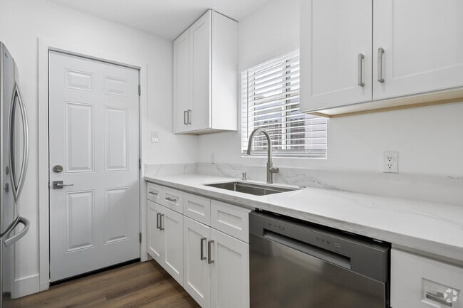 Studio, 1BA - 500SF - Kitchen - 1022 Tait St