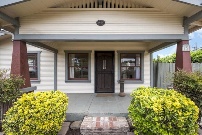 Photo - 751 W 7th Ave