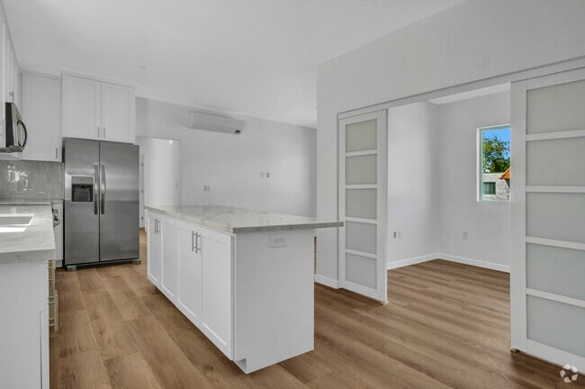 Building Photo - 13804 Moorpark St Unit A - 13804 Moorpark Rental