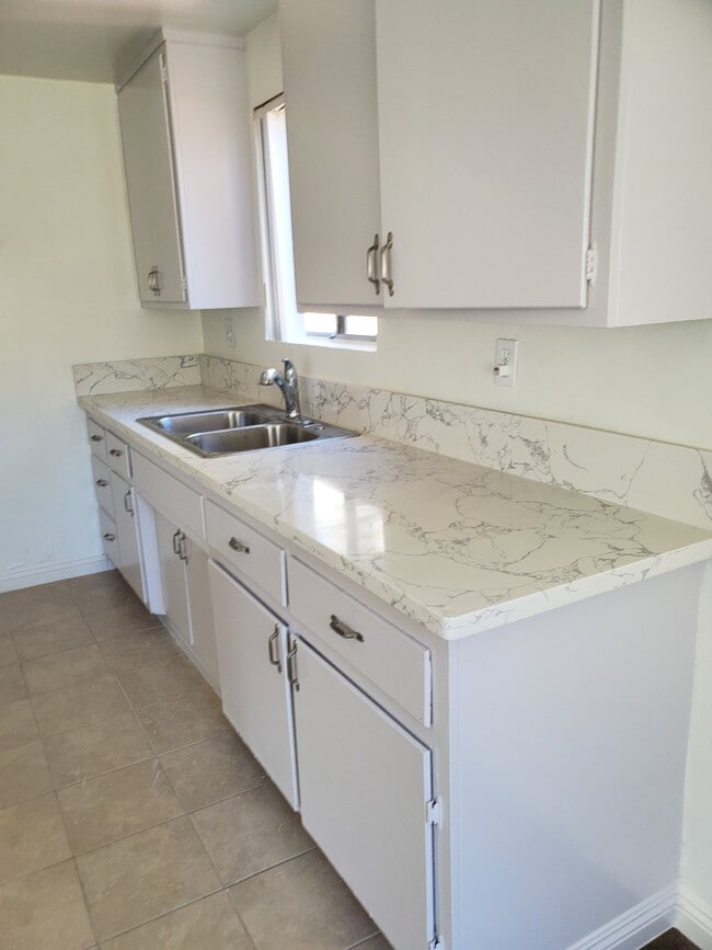 Photo - 2002 Vanderbilt Ln Unit A