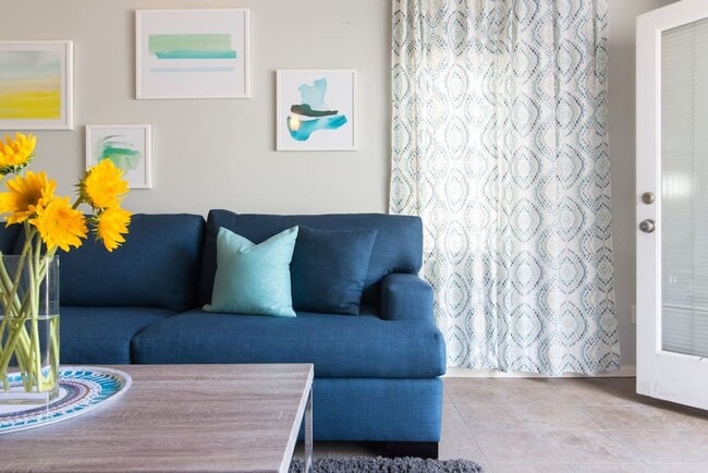 Stunning Duplex with Wrap Around Deck - Av... - Stunning Duplex with Wrap Around Deck - Av... Apartment Unit 919 Duplex
