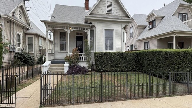 Building Photo - 256 Nordina St