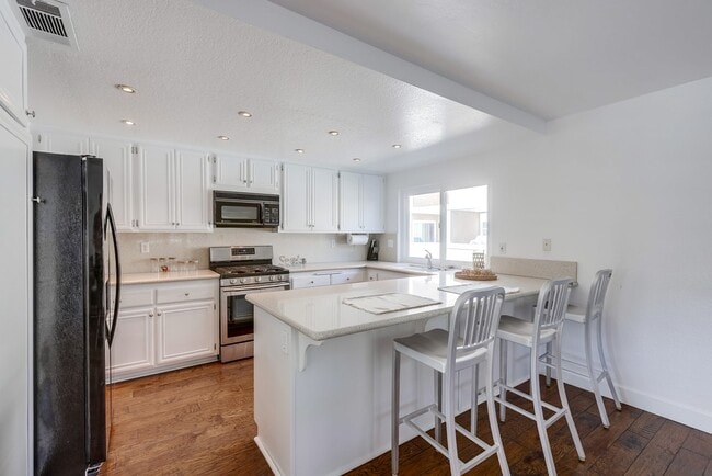 Building Photo - 7832 Seaglen Dr