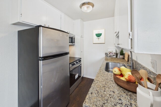 Building Photo - Gilmore Apartments Van Nuys
