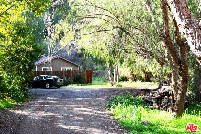 Building Photo - 1675 Happy Trail