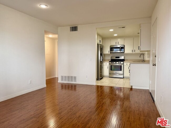 Building Photo - 1348 E Hillcrest Dr Unit 69