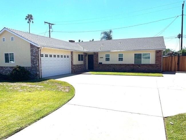 Building Photo - Beautiful home in West Covina w/RV parking...