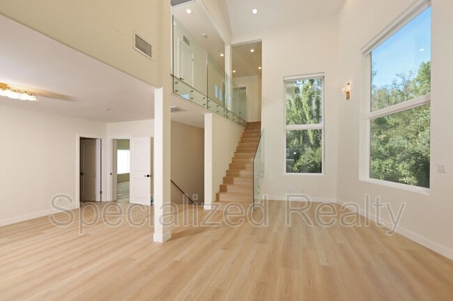 Building Photo - 1827 Hill Dr Unit 1827