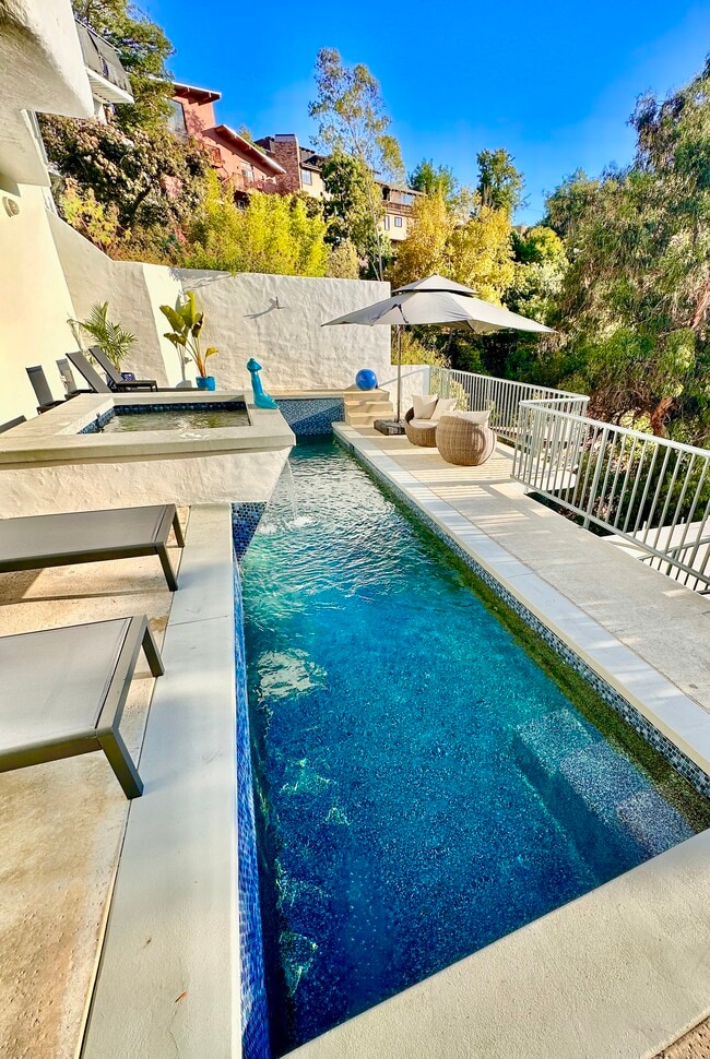 Top Floor Pool and Spa with Sun Loungers and Umbrella - Luxury Hollywood Hills Retreat!
