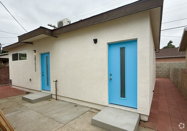 Building Photo - 3877 S Van Ness Ave Rental