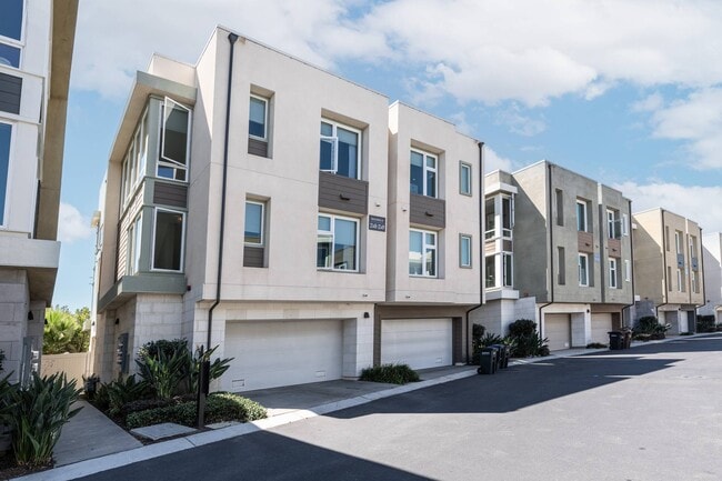 Building Photo - 2148 Doheny Way