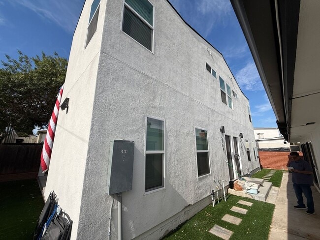 Building Photo - 5162-5166 Ewing St. Unit 5164 Ewing St.