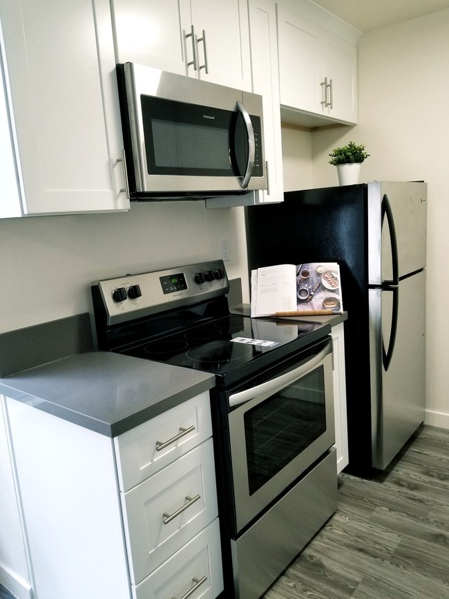 Building Photo - 526 S Ardmore Ave Unit 303