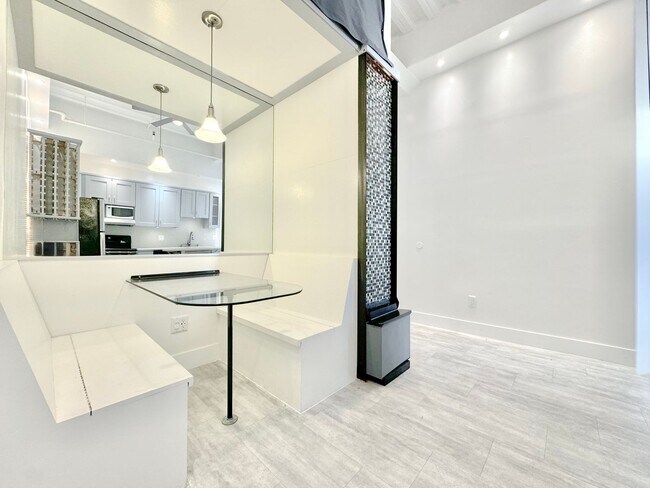 Photo - Top floor modern crafted spacious 1 Bed + ... Unit 1117