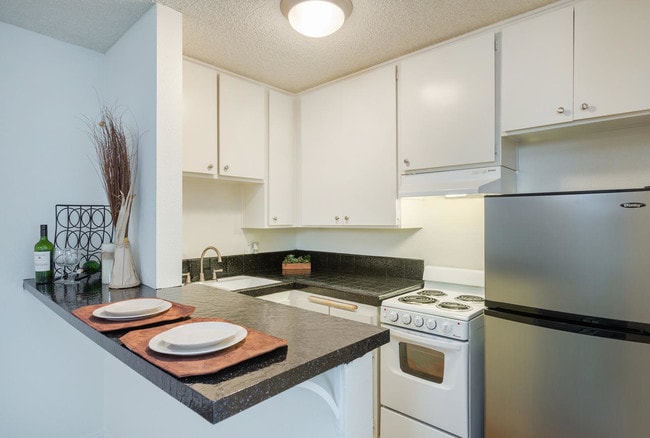2185 Chatsworth Blvd, San Diego, CA 92107-Loma Highlands Apartment Homes Kitchen - Elan Loma Highlands