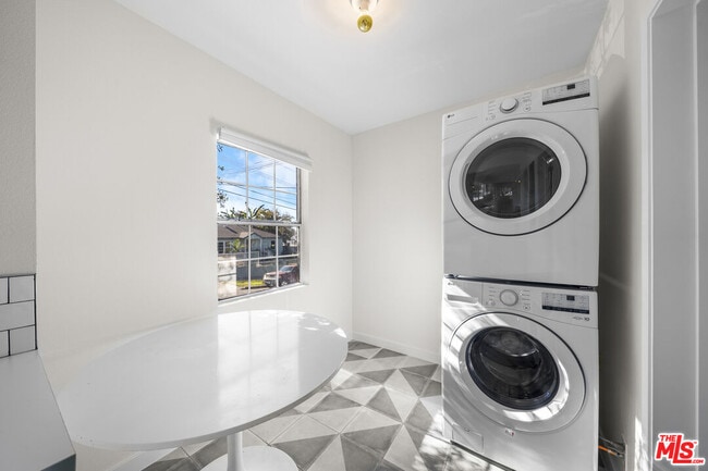 Photo - 951 N Hoover St