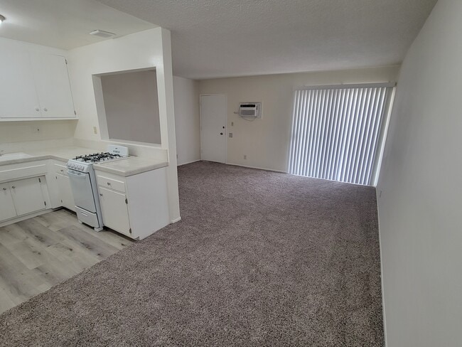 Building Photo - 10917 Blix St Unit 9