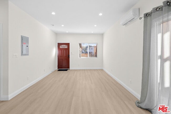 Photo - 2445 Harwood St