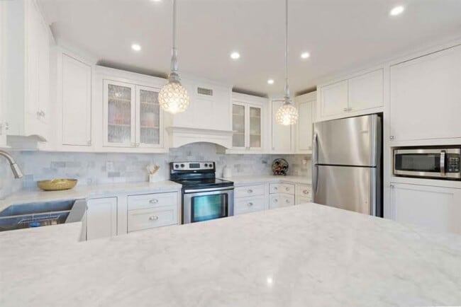 Building Photo - 2 bedroom / 2.5 bathroom townhome availabl...