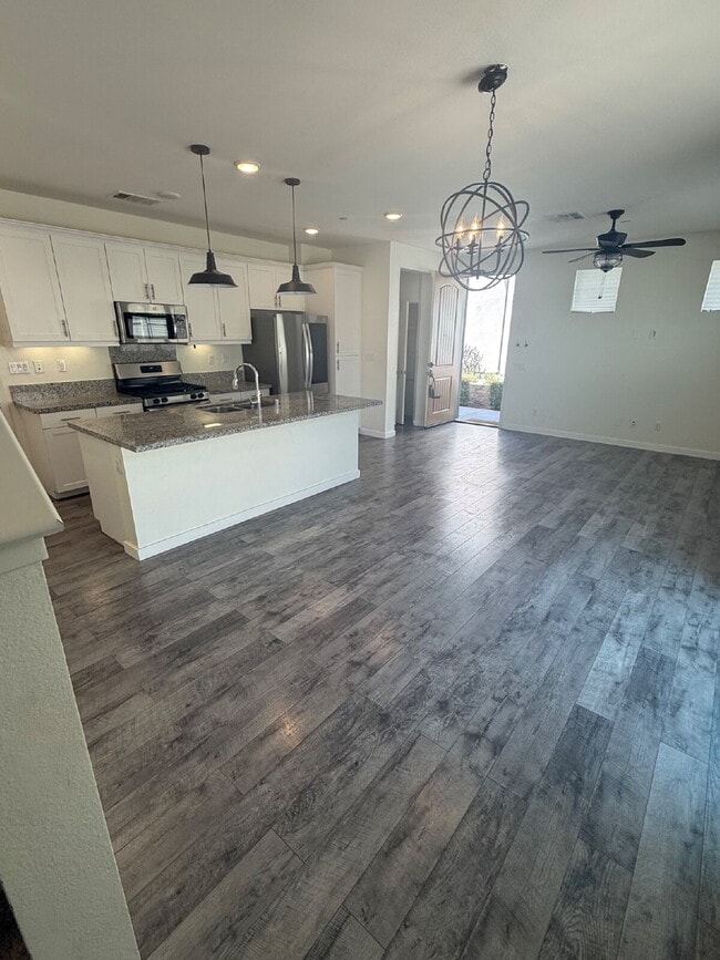 Photo - $500 OFF MOVE IN - Must take possession within 14 days.  Located in the desirable Vista Bella com...