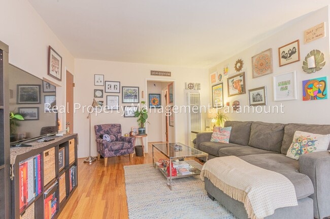 Really nice apartment close to the Grove - Really nice apartment close to the Grove Unit #2