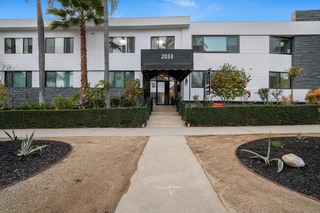 Building Photo - 2033 N Beachwood Drive