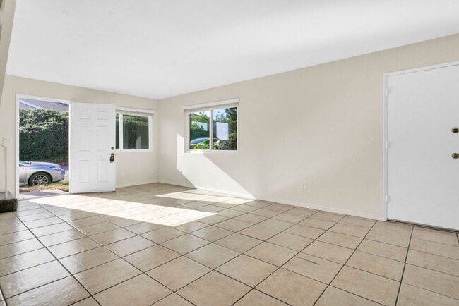 Building Photo - Spacious four bedroom in Prime UTC/UCSD Lo...