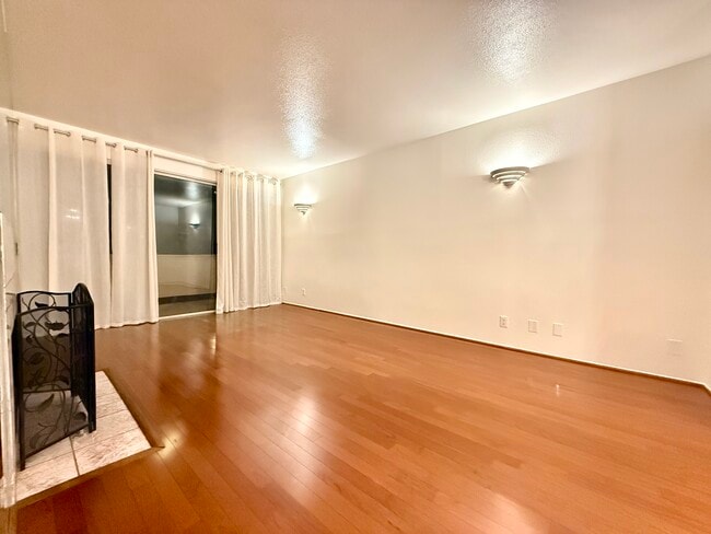 Building Photo - 14647 Dickens St Unit 4