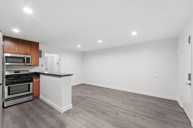 Photo - 925 W 30th St Unit 6