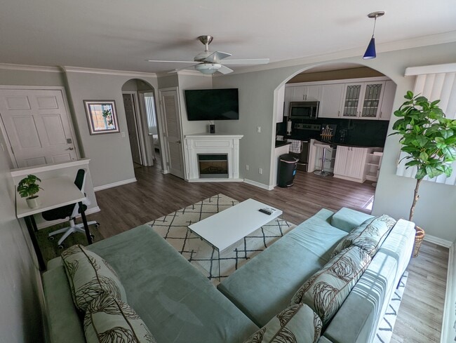 Living room - 853 Thomas Ave Unit Apt 3