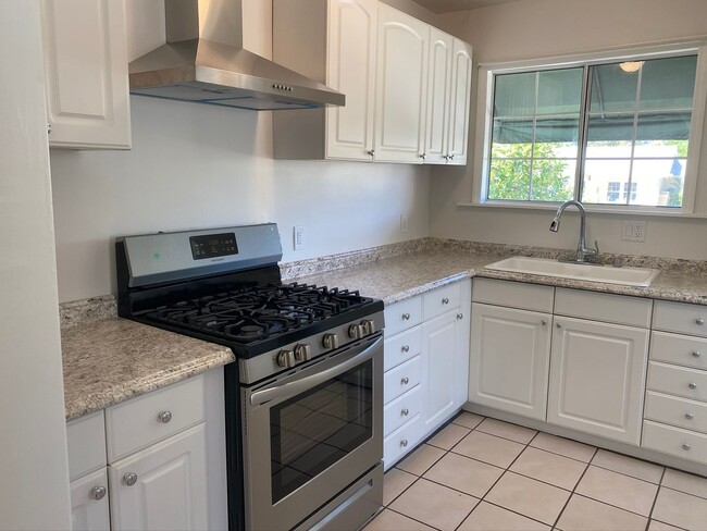 Building Photo - COMING SOON! Spacious 2 Bedroom 1 Bath House in Eagle Rock