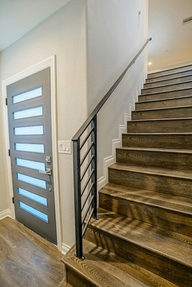 Photo - 1118-1118 1/2 W 39th Pl